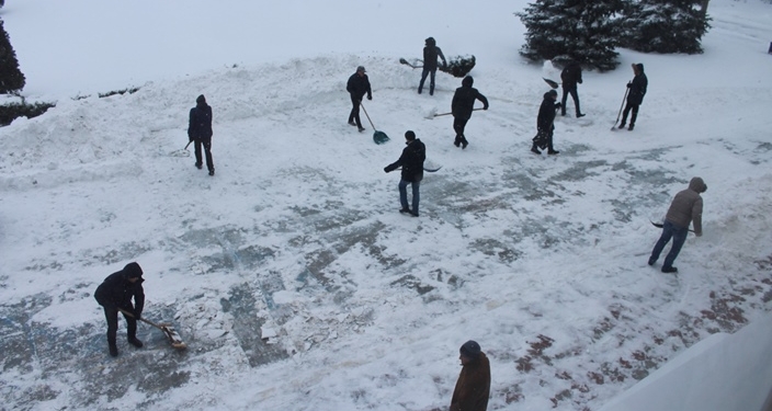 Вознесенский флешмоб: убирать снег у Вознесенского горисполкома вышел мэр с заместителями и всеми мужчинами, работающими в здании