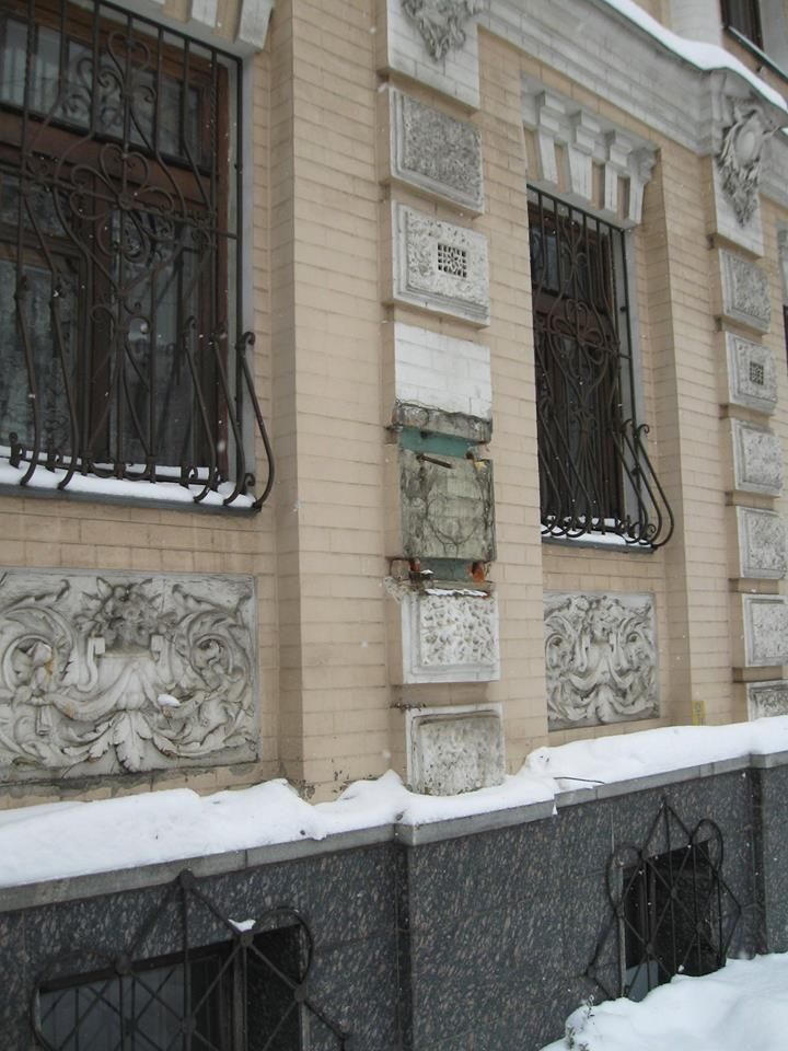 Неизвестные украли бюст поэтессы Леси Украинки c фасада здания Музея Леси Украинки в Киеве 3