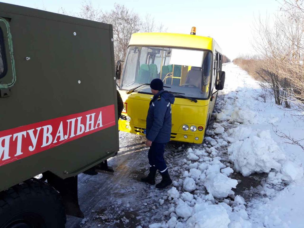 И школьный автобус с детьми, и УАЗик – кого вчера из снежных сугробов пришлось доставать спасателям Николаевщины 3