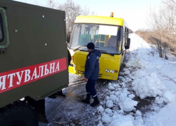 И школьный автобус с детьми, и УАЗик – кого вчера из снежных сугробов пришлось доставать спасателям Николаевщины