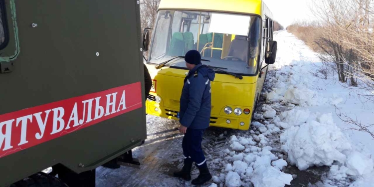 И школьный автобус с детьми, и УАЗик – кого вчера из снежных сугробов пришлось доставать спасателям Николаевщины