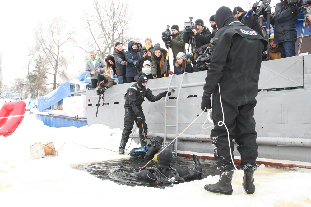 Ну, с Международным днем женщин: в ГСЧС появилась первая женщина-водолаз 6