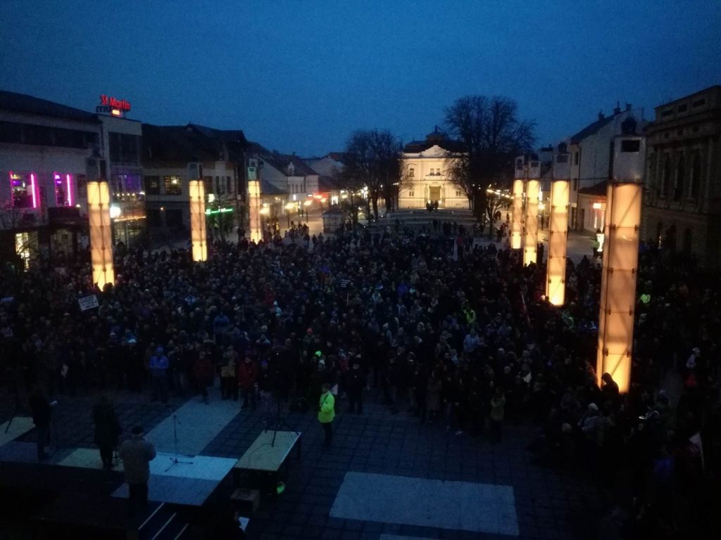 Такого не было со времен Бархатной революции: более 120 тысяч человек приняли участие в протестах в Словакии из-за убийства журналиста 5