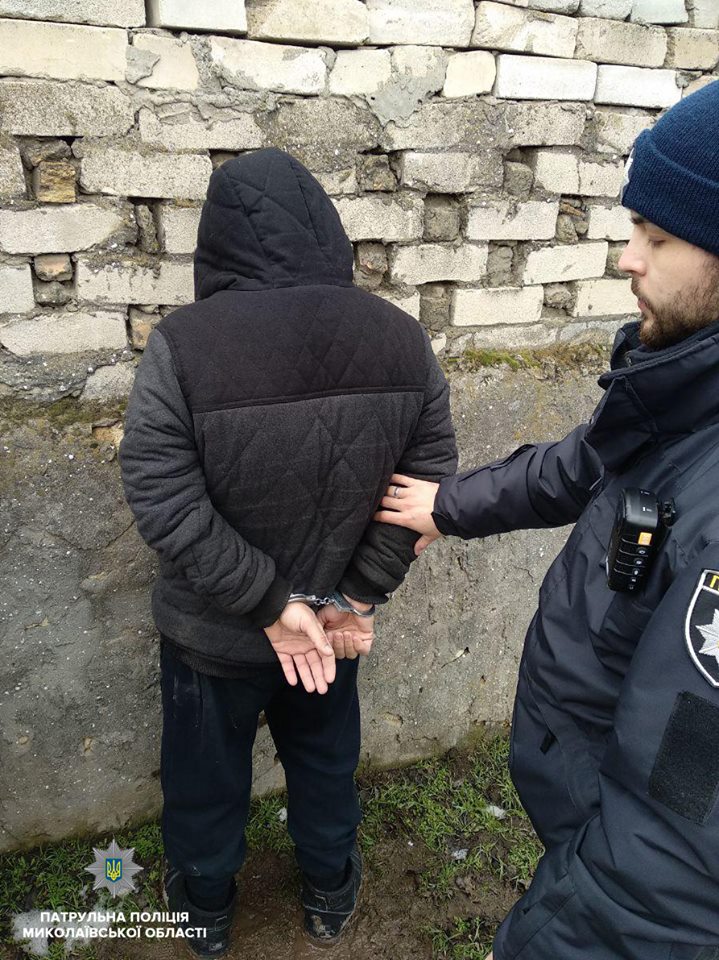 «Пенсионерский приработок»: в Николаеве патрульные задержали 62-летнюю женщину с почти 50 шприцами с наркотиком 3