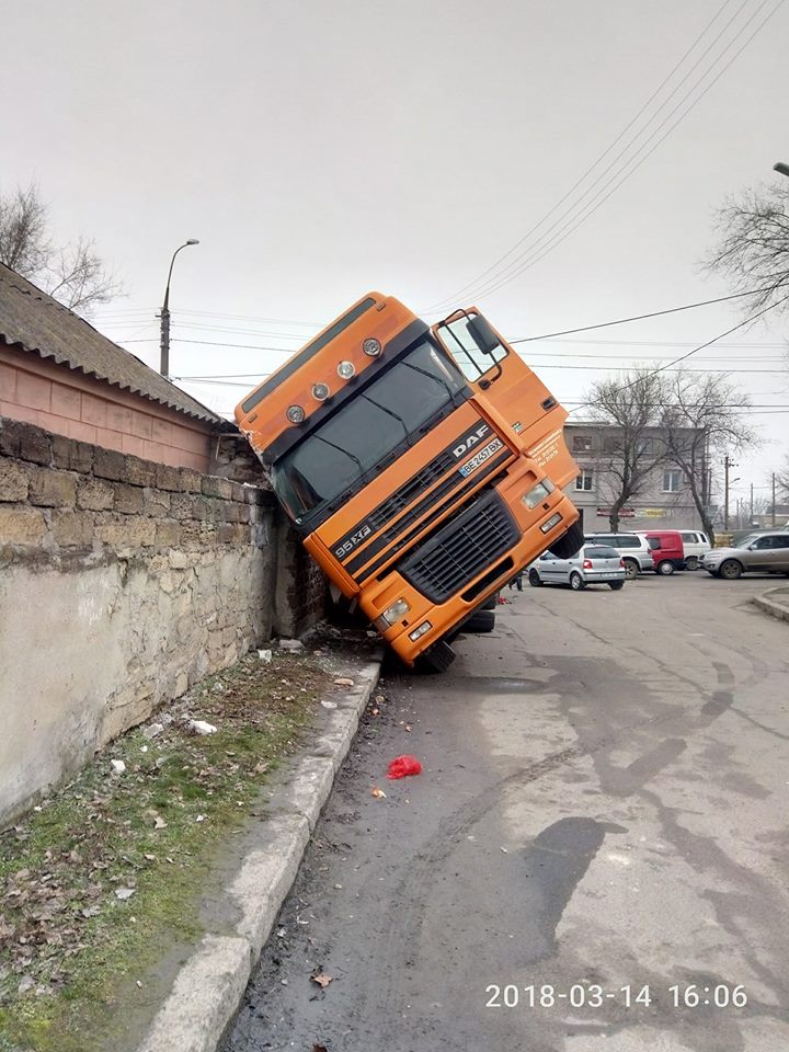 Крутой поворот. На въезде в Николаев перевернулась фура с луком 4