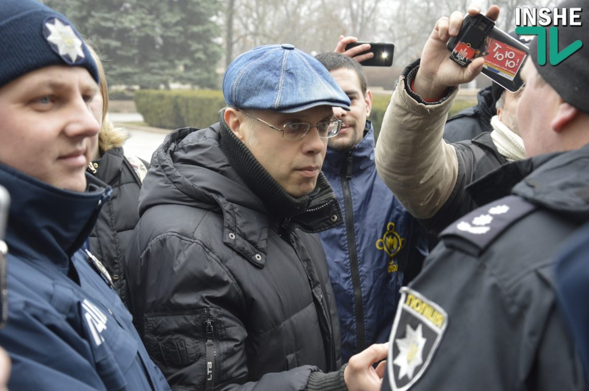 Сессия облсовета в Николаеве. Протест у входа и Нацгвардия по периметру 50