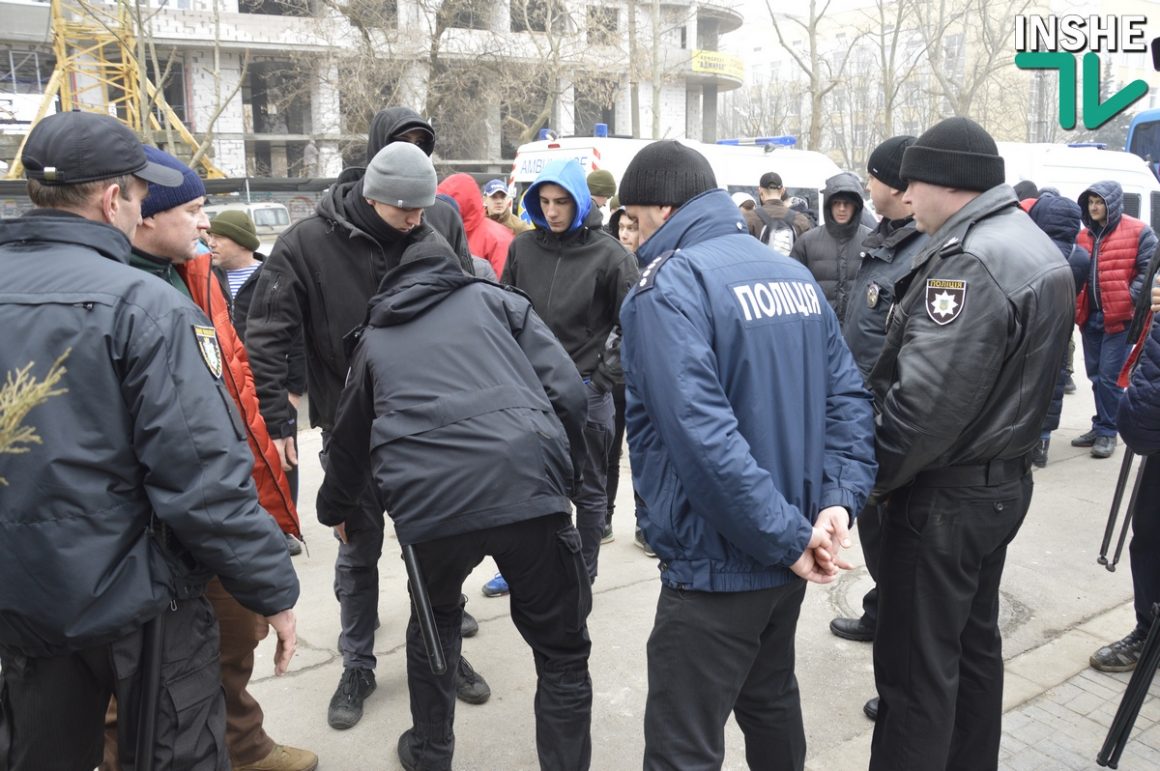 Сессия облсовета в Николаеве. Протест у входа и Нацгвардия по периметру 52