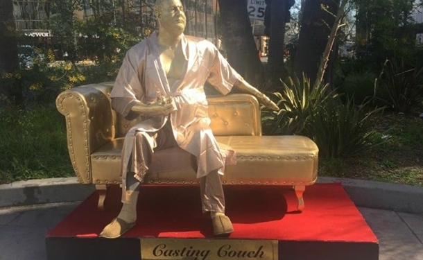 В Голливуде установили статую “похотливого Вайнштейна”