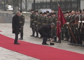 Порошенко одел на солдата почетного караула упавшую шапку