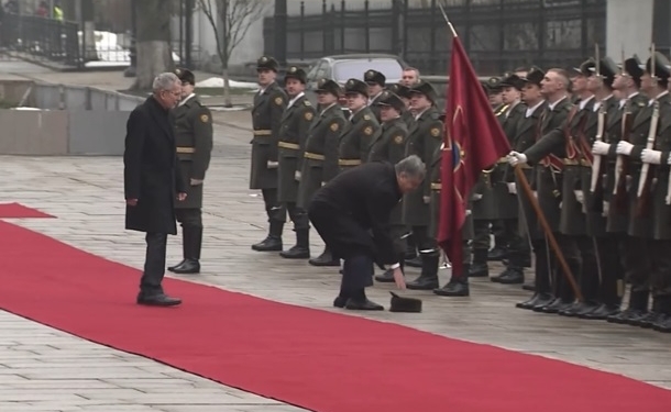 Порошенко одел на солдата почетного караула упавшую шапку