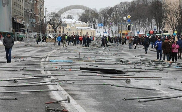 Митингующие разобрали конструкции на Майдане
