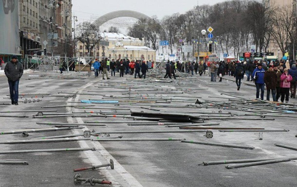 Митингующие разобрали конструкции на Майдане 1
