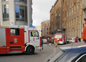 В Санкт-Петербурге загорелся торговый центр