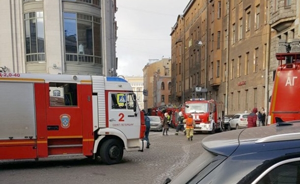 В Санкт-Петербурге загорелся торговый центр