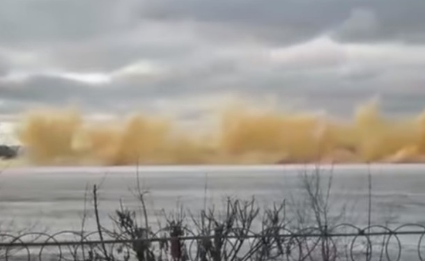 В Казахстане при подрыве льда на реке выбило стекла в домах