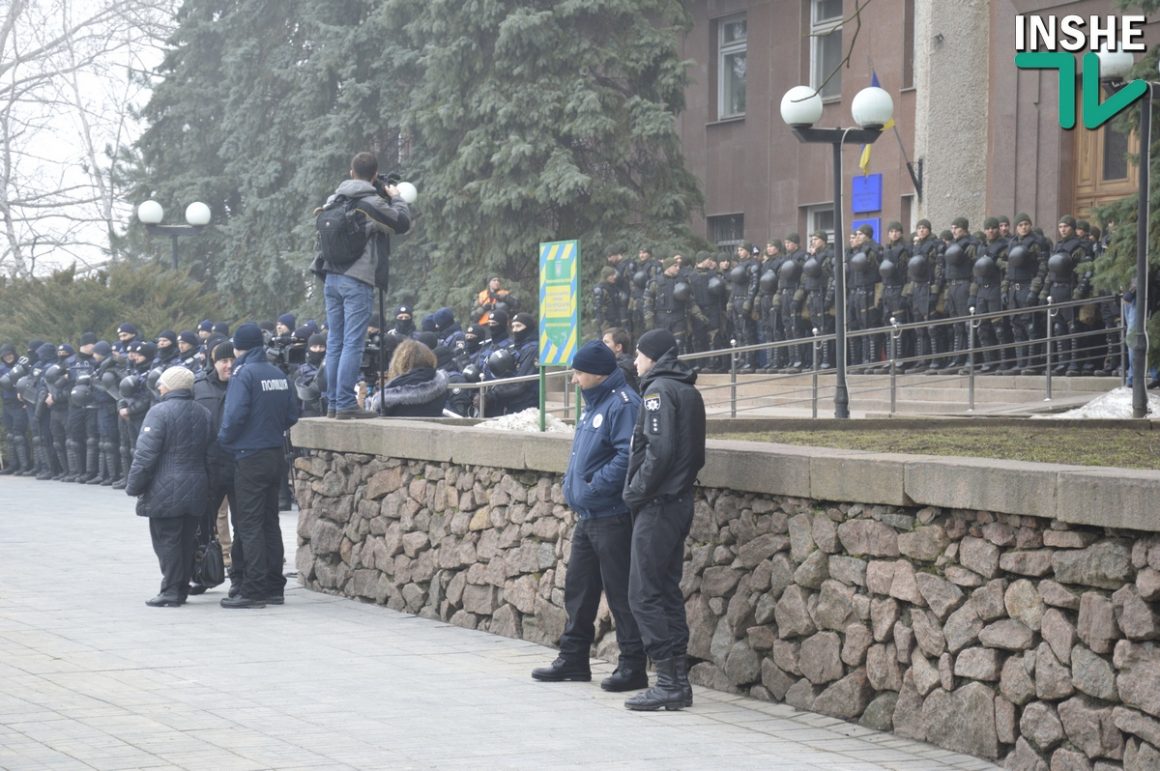 Сессия облсовета в Николаеве. Протест у входа и Нацгвардия по периметру 54