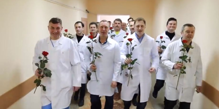 Креативно. Черниговские врачи записали ролик к 8 Марта