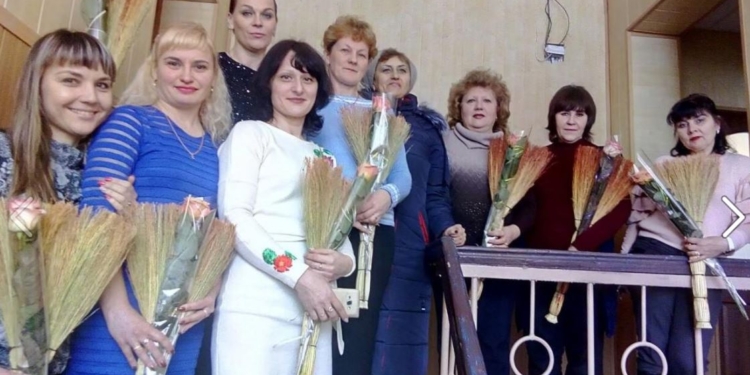 Каждой даме – по венику. И по розочке. Первое место в рейтинге самых странных подарков к 8 Марта