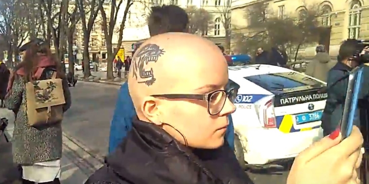 Во Львове на акцию вышли защитницы и противницы 8 Марта. К ним присоединились мужчины с лифчиками на палках