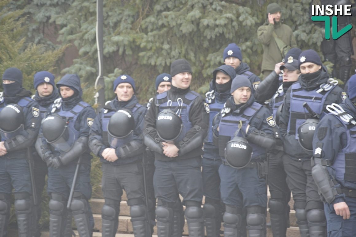 Сессия облсовета в Николаеве. Протест у входа и Нацгвардия по периметру 56