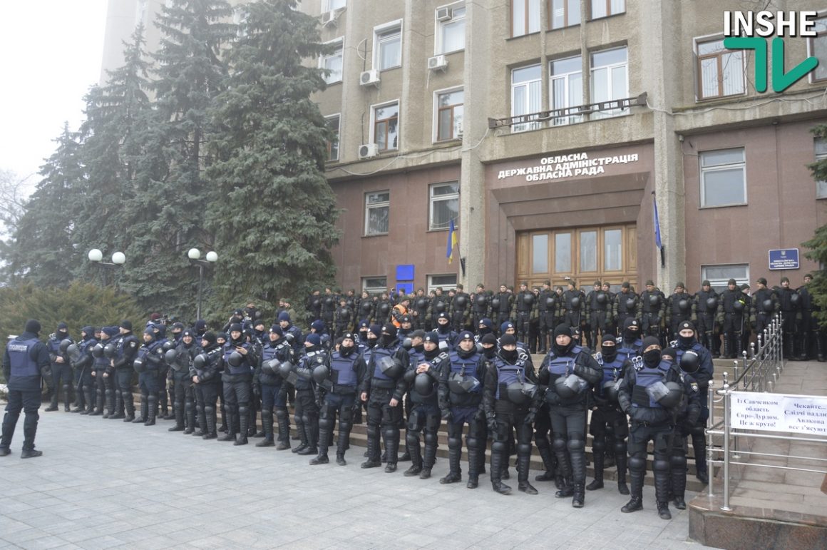 Сессия облсовета в Николаеве. Протест у входа и Нацгвардия по периметру 62