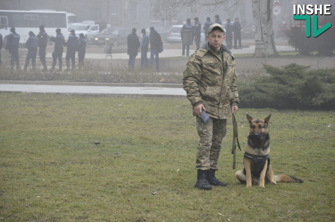 Сессия облсовета в Николаеве. Протест у входа и Нацгвардия по периметру 64