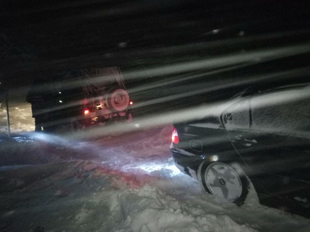За сутки николаевские спасатели вытащили из снега 27 машин, спасли 5 больных 1