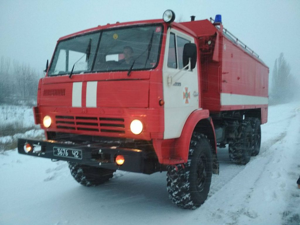 За сутки николаевские спасатели вытащили из снега 27 машин, спасли 5 больных 5