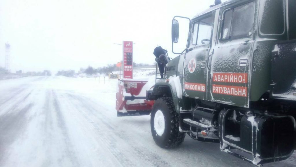 За сутки николаевские спасатели вытащили из снега 27 машин, спасли 5 больных 7
