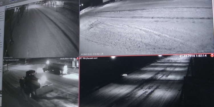 Дорожники утверждают, что убирали снег всю ночь. А утром взялись за тротуары. В центре