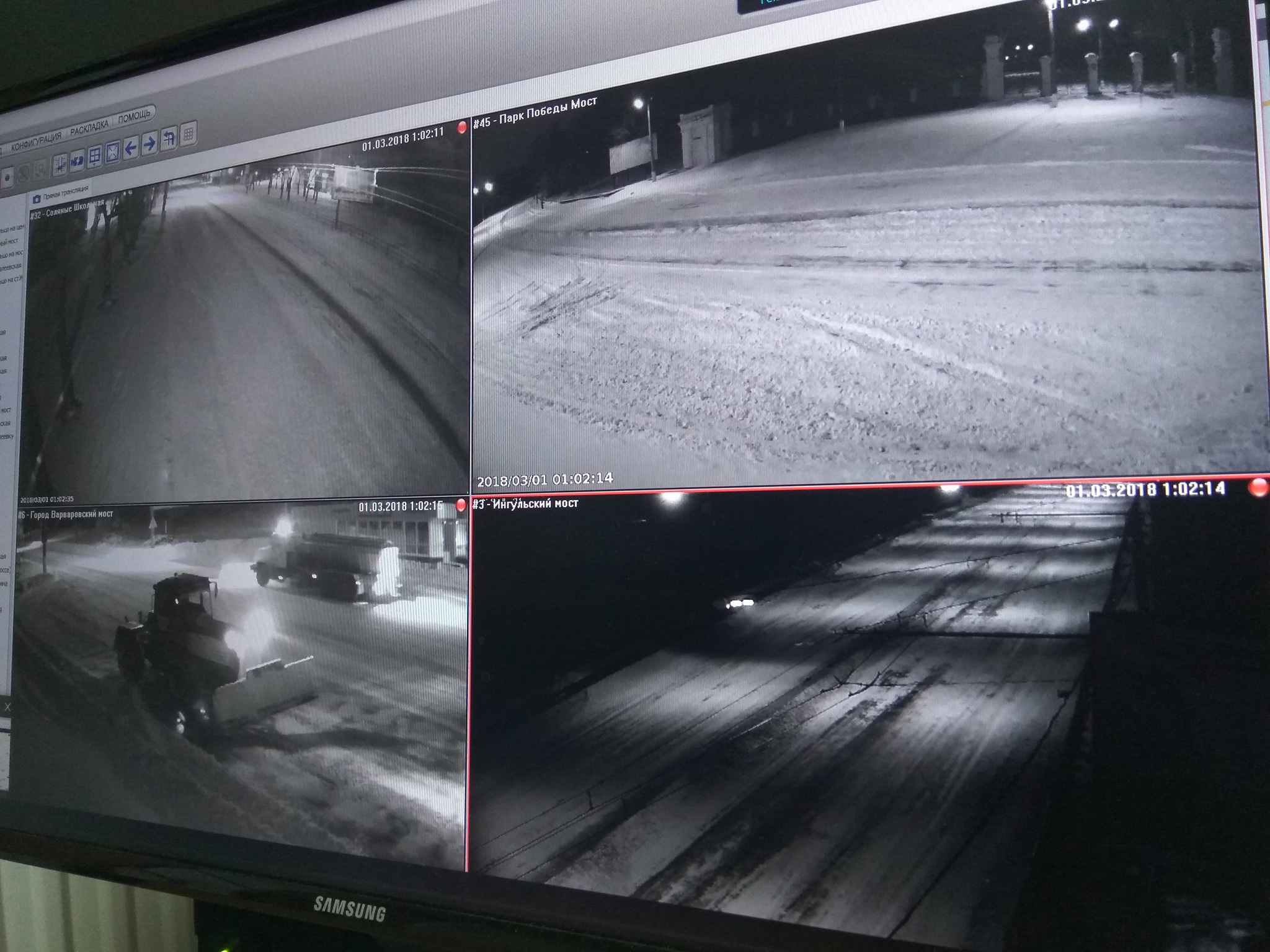 Дорожники утверждают, что убирали снег всю ночь. А утром взялись за тротуары. В центре