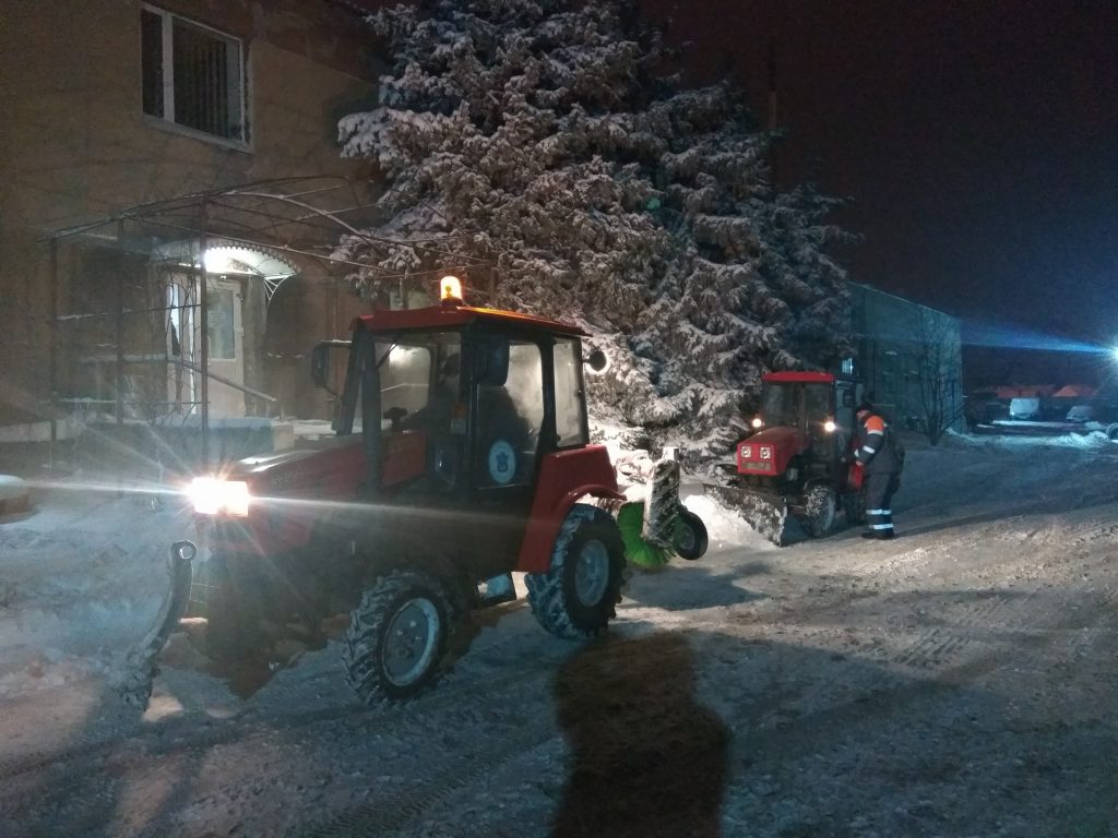 Дорожники утверждают, что убирали снег всю ночь. А утром взялись за тротуары. В центре 7