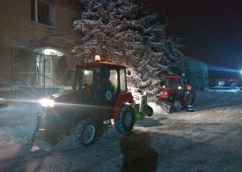 Дорожники утверждают, что убирали снег всю ночь. А утром взялись за тротуары. В центре
