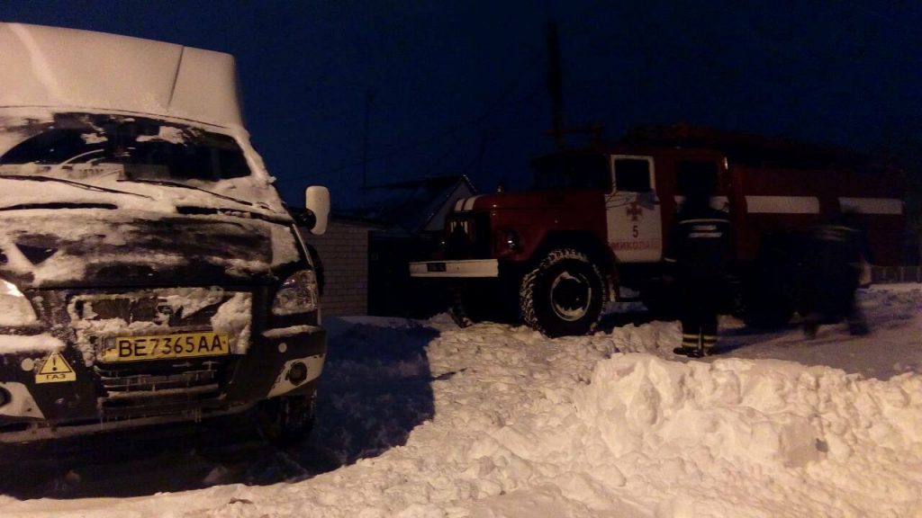 За сутки николаевские спасатели вытащили из снега 27 машин, спасли 5 больных 11