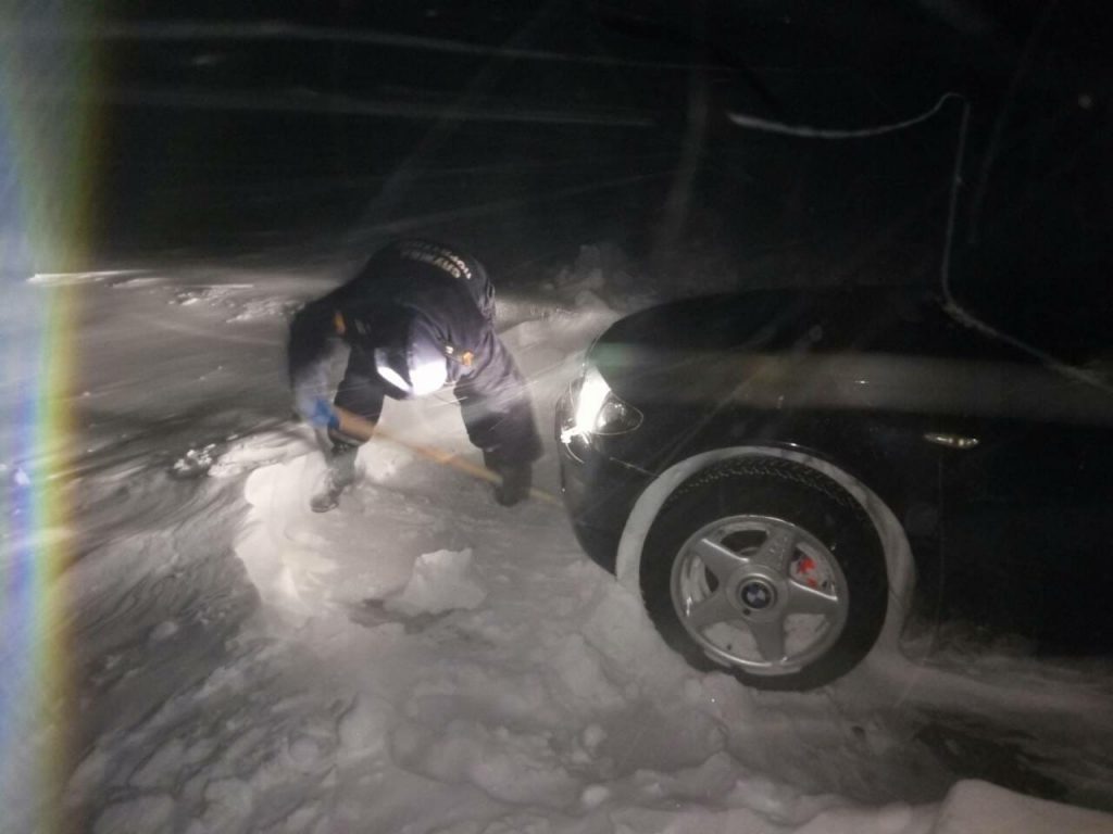 За сутки николаевские спасатели вытащили из снега 27 машин, спасли 5 больных 13