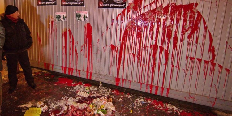 “Их только переименовали” – активисты облили базу полиции “кровью” и забросали отрубленными головами