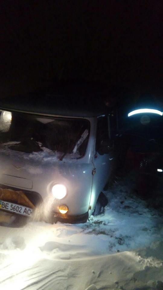 За сутки николаевские спасатели вытащили из снега 27 машин, спасли 5 больных 15