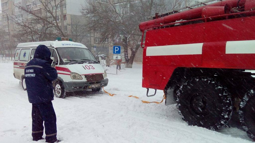 За сутки николаевские спасатели вытащили из снега 27 машин, спасли 5 больных 17
