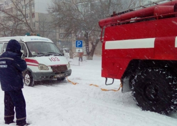 За сутки николаевские спасатели вытащили из снега 27 машин, спасли 5 больных