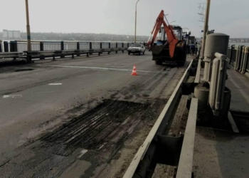 После критики горожан с сегодня работы на Варваровскому мосту хотят проводить в ночное время