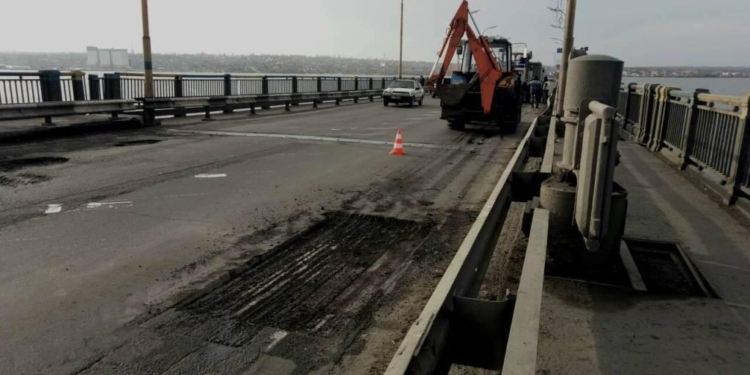 После критики горожан с сегодня работы на Варваровскому мосту хотят проводить в ночное время