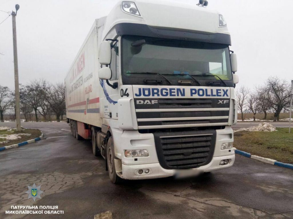 Возле Николаева пьяный дальнобойщик пытался дать взятку патрульным 4