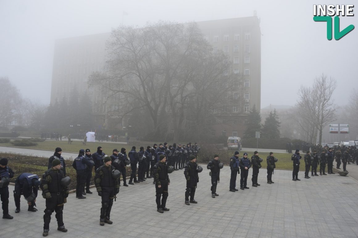 Сессия облсовета в Николаеве. Протест у входа и Нацгвардия по периметру 66