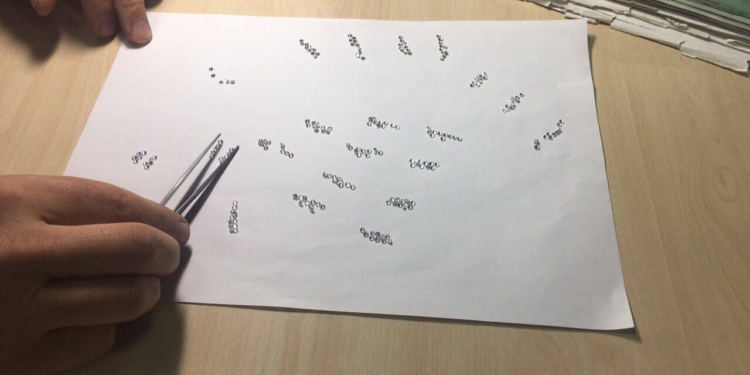 Посылка из Гонконга. В пачке документов, полученных в Киеве, нашли 205 бриллиантов