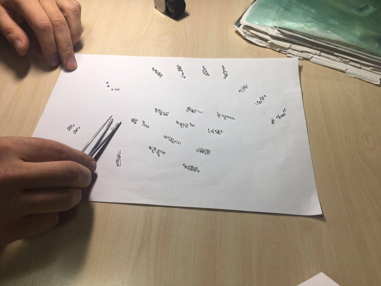 Посылка из Гонконга. В пачке документов, полученных в Киеве, нашли 205 бриллиантов