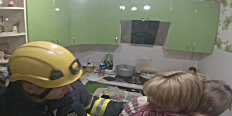 В Николаеве малыш застрял в батарее отопления. Освобождали спасатели