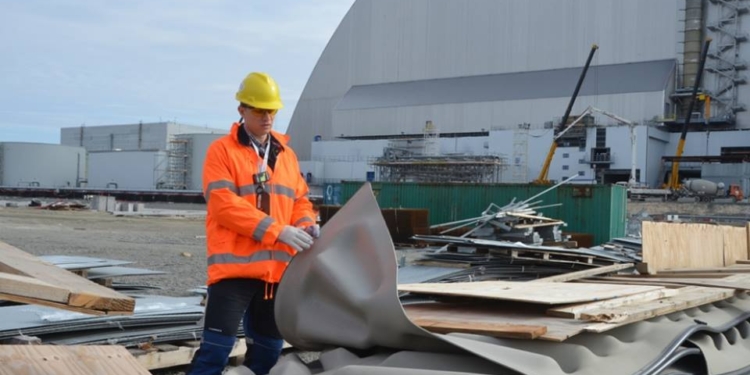 Саркофаг над ЧАЭС накрыли герметичной мембраной