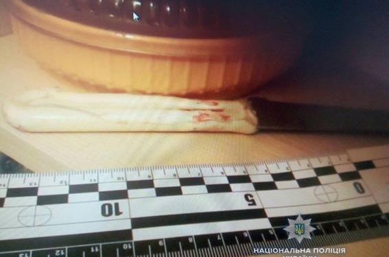 В Николаеве военный ранил ножами свою жену и смотрел, как она истекает кровью