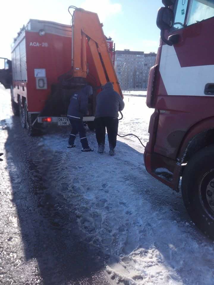 Замело. Николаевские спасатели за сутки вытащили из кюветов и заносов 19 машин 3