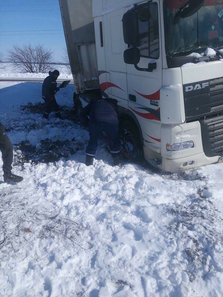 Замело. Николаевские спасатели за сутки вытащили из кюветов и заносов 19 машин 5